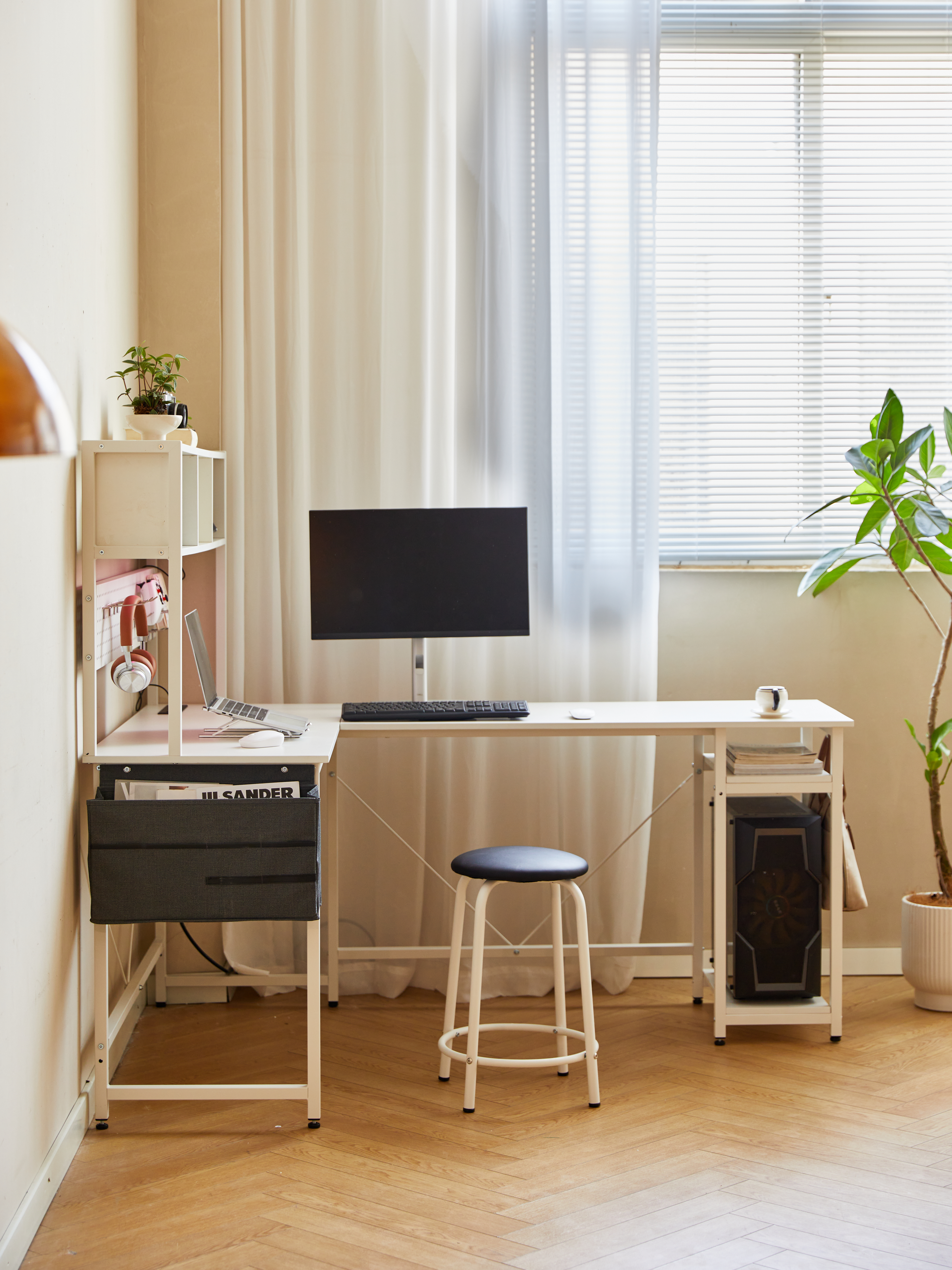 L DESK WITH PENNEL WHITE