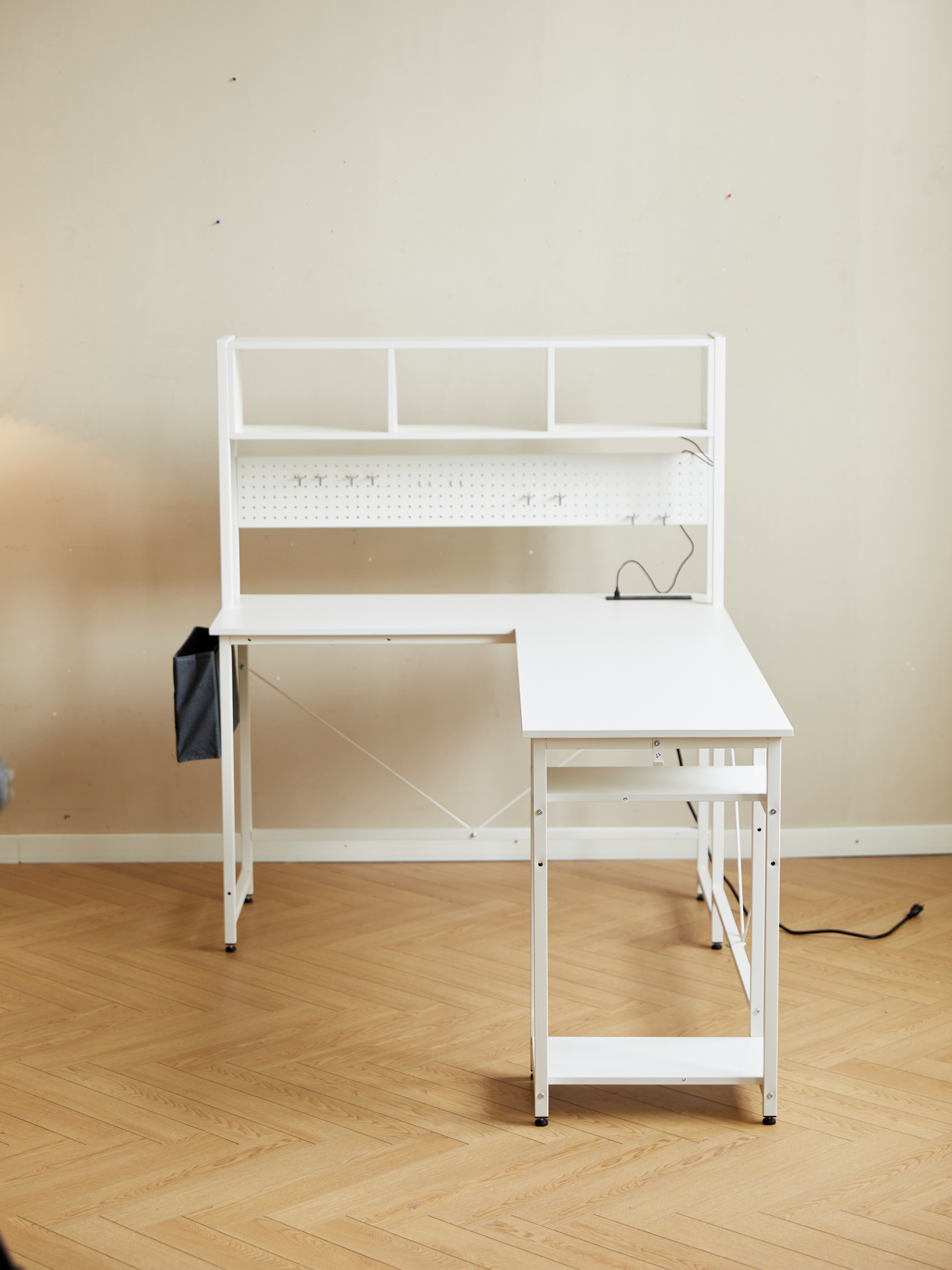 L DESK WITH PENNEL WHITE