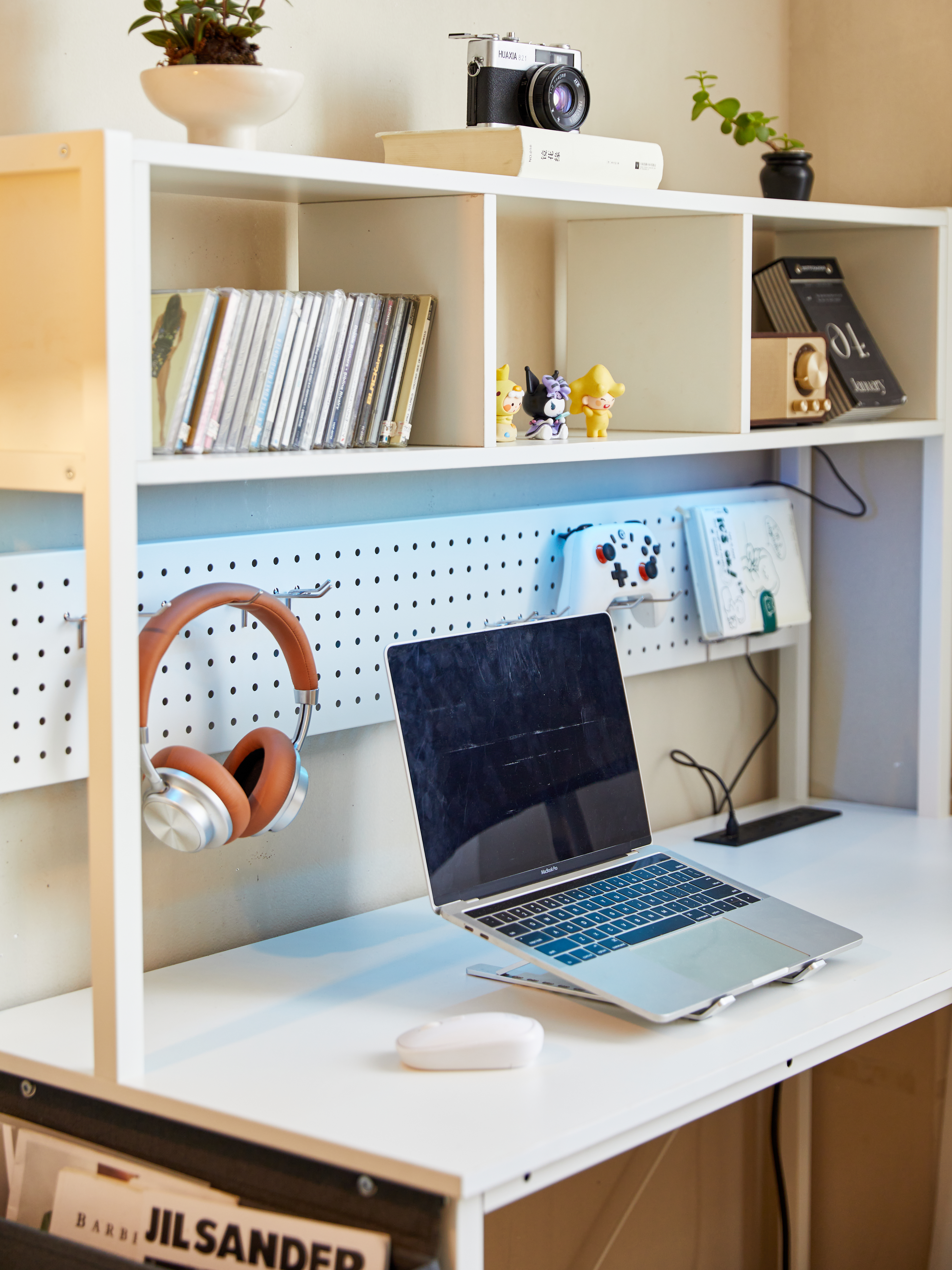 L DESK WITH PENNEL WHITE