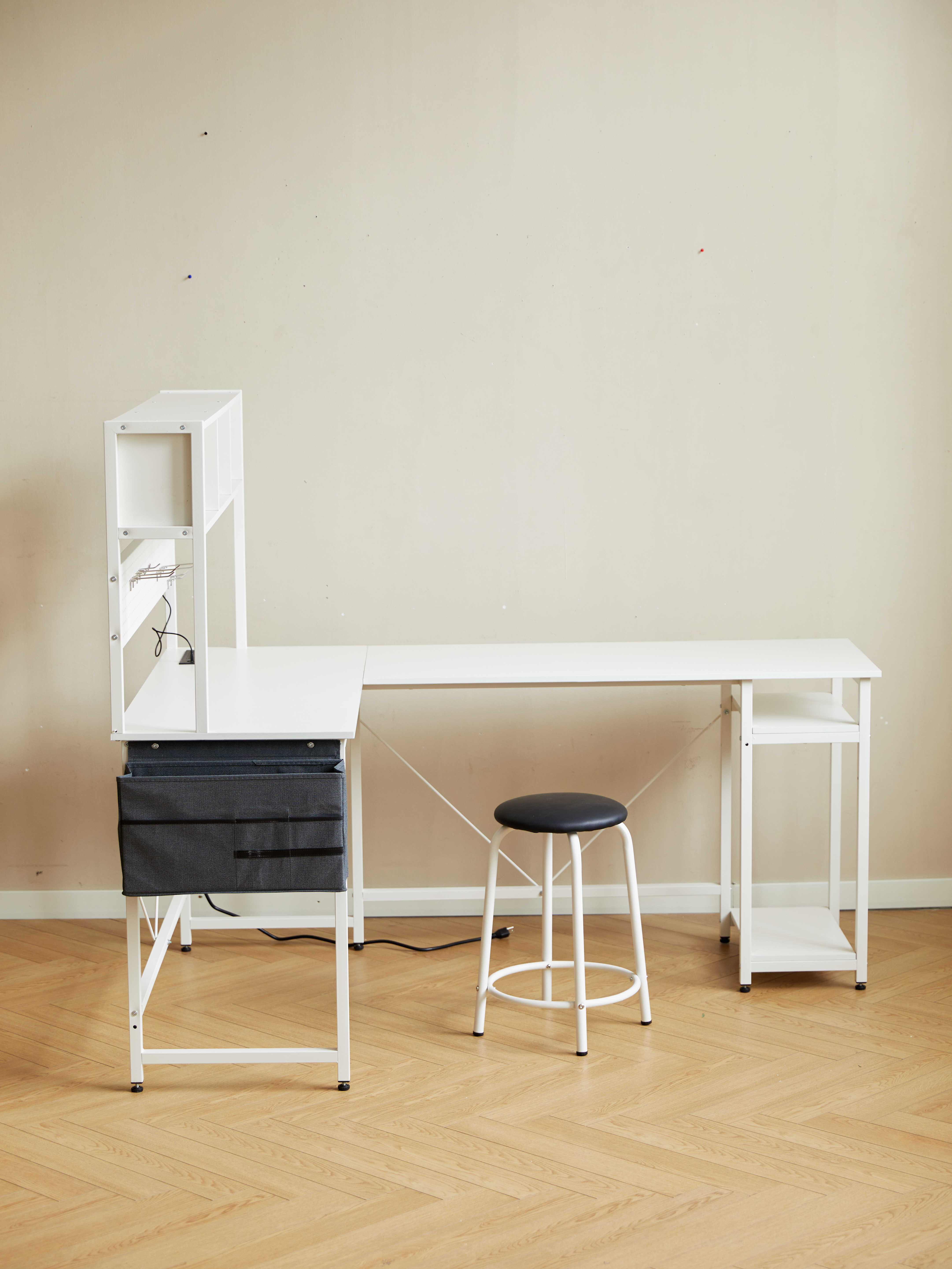 L DESK WITH PENNEL WHITE