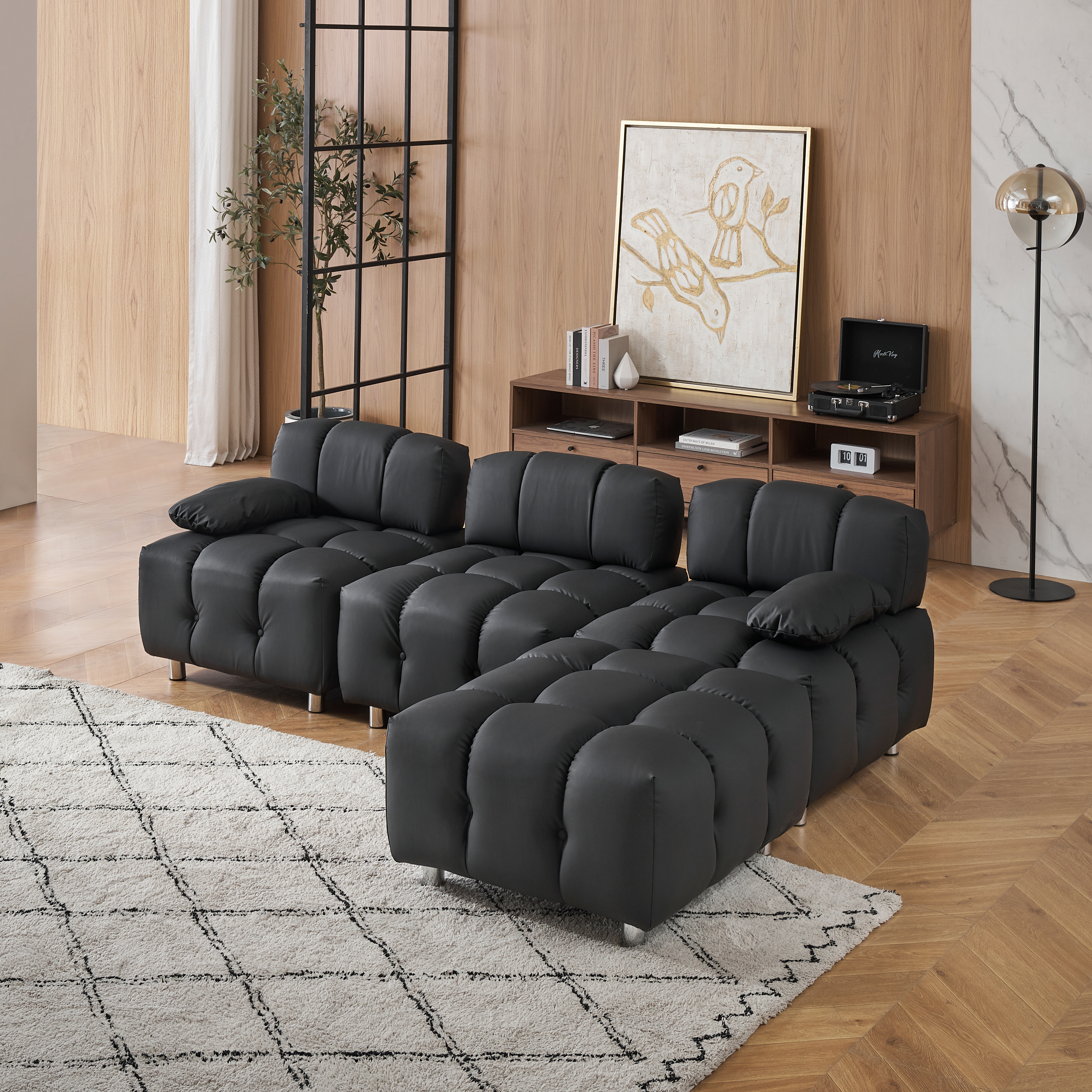 A 90.60-inch technology cloth black sofa, waterproof, stain and cat scratch resistant, can comfortably sit in the apartment bedroom without taking up space.